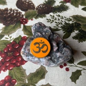 Om pin orange & gold